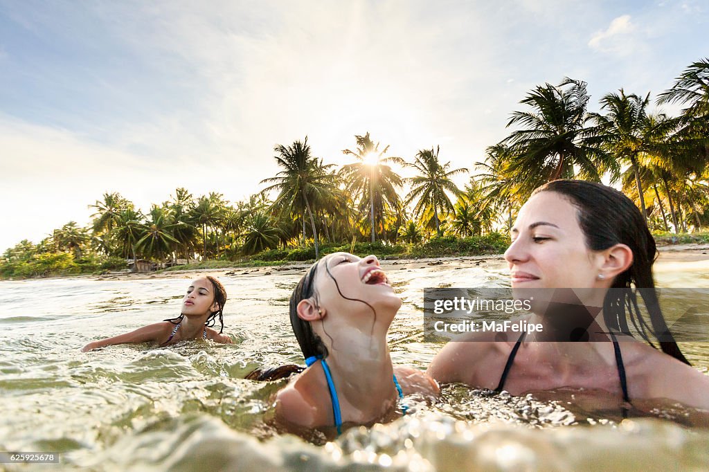 Famille profitant de vacances en mer