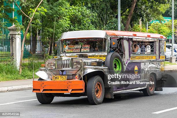 manila jeepney - philippines jeepney stock pictures, royalty-free photos & images