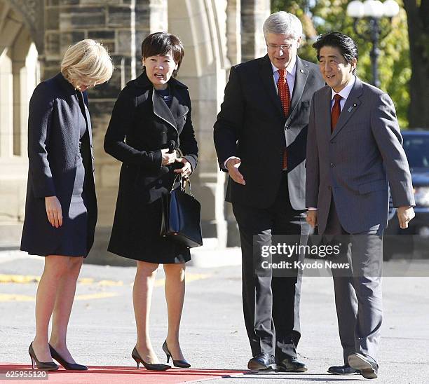 Canada - Japanese Prime Minister Shinzo Abe and his wife Akie are greeted by Canadian Prime Minister Stephen Harper and his wife Laureen in Ottawa on...