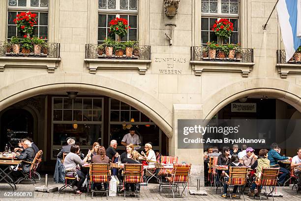 les gens mangent à l’extérieur dans un café, berne, suisse - canton de berne photos et images de collection