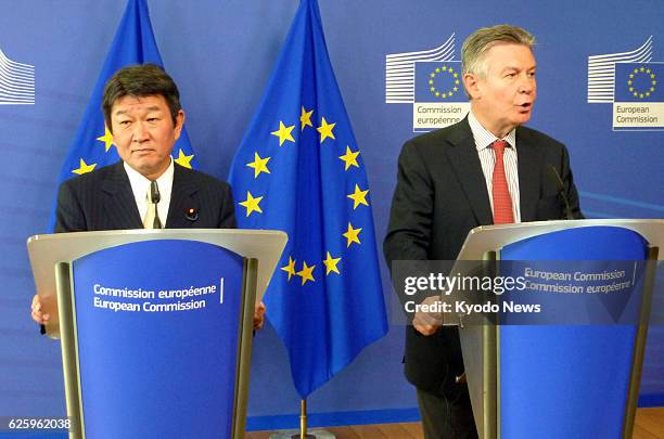 Belgium - Japanese Economy, Trade and Industry Minister Toshimitsu Motegi and European Union Trade Commissioner Karel De Gucht hold a press...