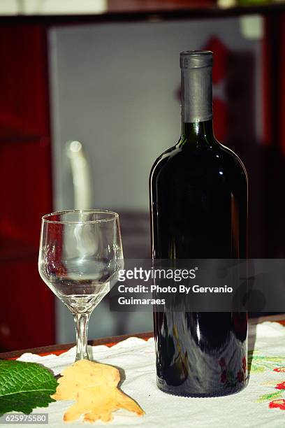 wine bottle - vinho stock pictures, royalty-free photos & images
