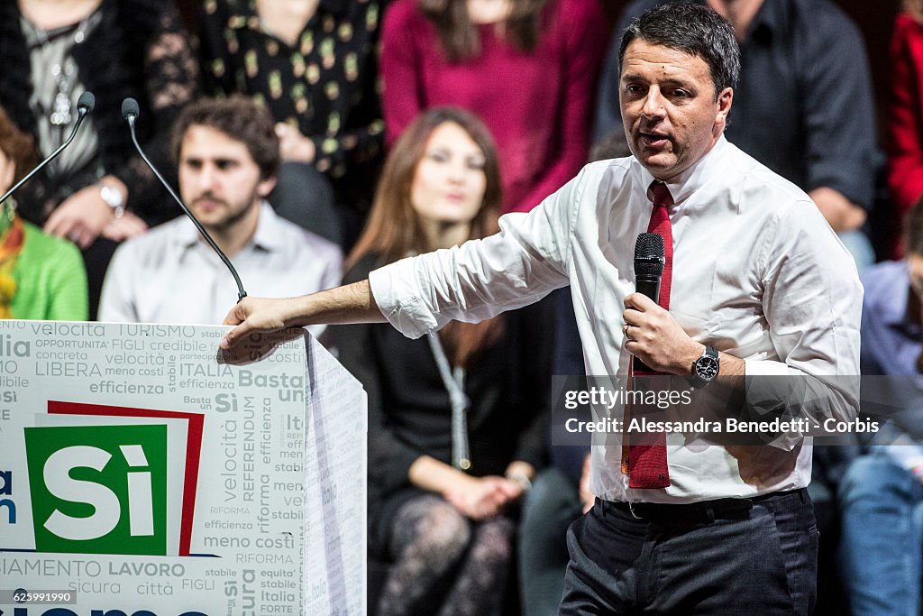 Matteo Renzi Holds Electoral Rally Ahead of the referendum vote
