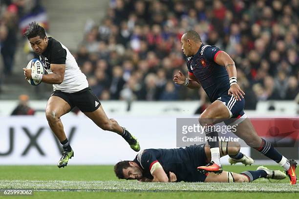 Julian Savea of the New Zealand All Blacks breaks the Frence defence during the international rugby match between France and New Zealand at Stade de...