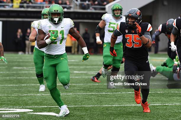 Running back Royce Freeman of the Oregon Ducks tries to out run linebacker Caleb Saulo of the Oregon State Beavers during the second quarter of the...