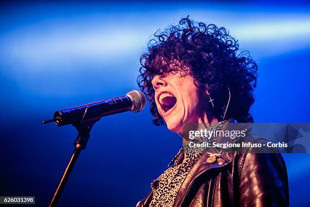 Lp Singer Photos Photos and Premium High Res Pictures - Getty Images