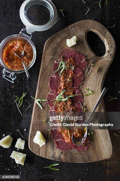 beef carpaccio - carpaccio alimento fotografías e imágenes de stock