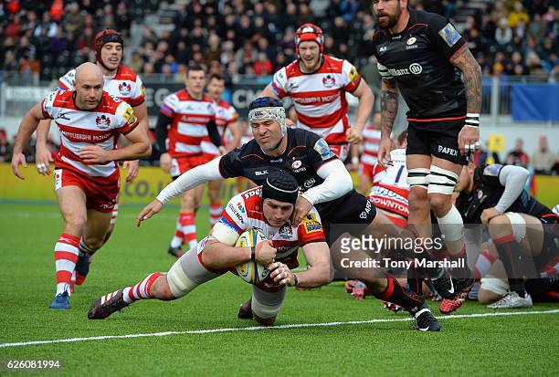 Ben Morgan of Gloucester Rugby dives in to score at try during the Aviva Premiership match between Saracens and Gloucester Rugby at Allianz Park on...