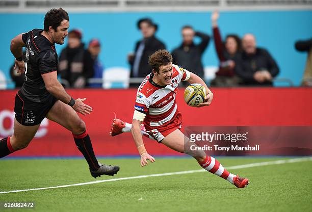 Billy Burns of Gloucester Rugby runs in to score a try during the Aviva Premiership match between Saracens and Gloucester Rugby at Allianz Park on...