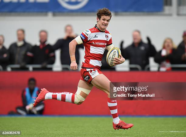 Billy Burns of Gloucester Rugby runs in to score a try during the Aviva Premiership match between Saracens and Gloucester Rugby at Allianz Park on...