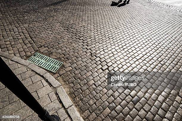 cobbled street - trottoir paris stock-fotos und bilder