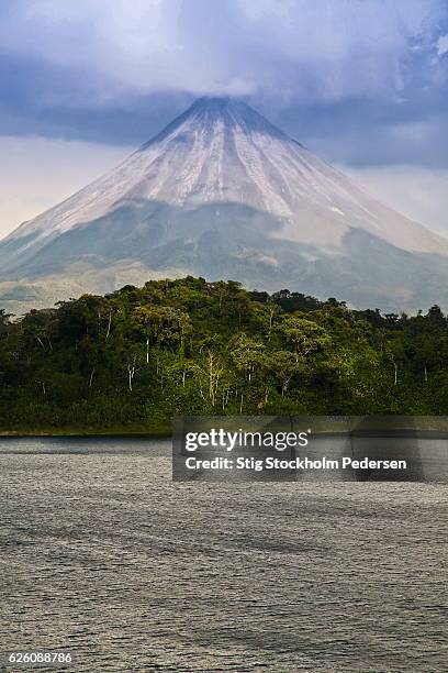 arenal volcano - arenal volcano stockfoto's en -beelden