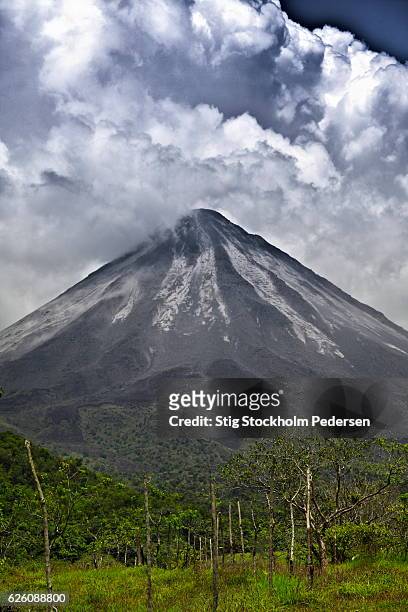arenal volcano - arenal volcano stockfoto's en -beelden