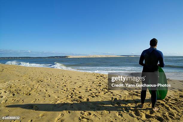 surfers, cap ferret, atlantic ocean, aquitaine, france - cap ferret - fotografias e filmes do acervo