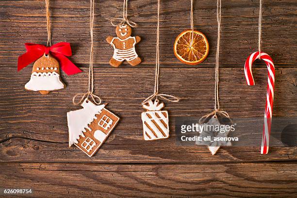 weihnachten lebkuchen cookies auf holz hintergrund - gingerbread house stock-fotos und bilder
