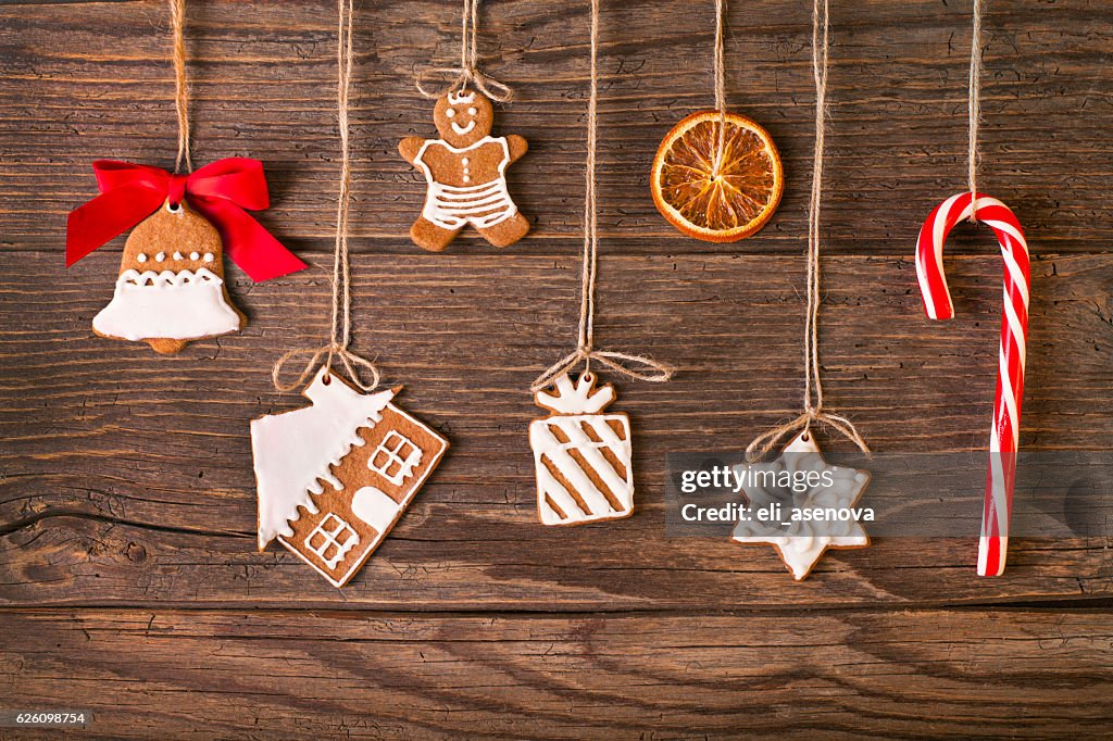 Biscuits de pain d'épice de Noël sur fond en bois