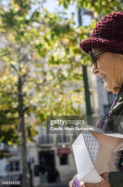 de cerca a la señora muy vieja con arrugas profundas - caja blanca sin fondo fotografías e imágenes de stock