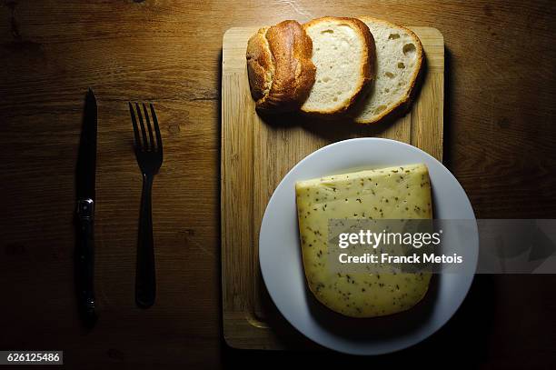 gouda with cumin - cumin stock-fotos und bilder