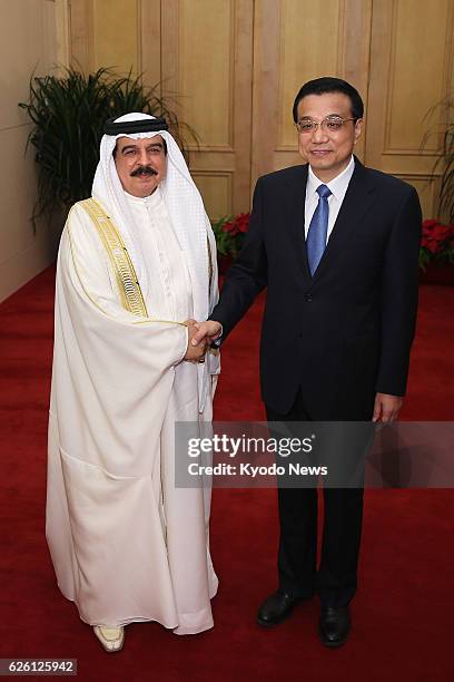 China - Hamad bin Isa al-Khalifa, King of Bahrain , and Chinese Premier Li Keqiang shake hands at the Great Hall of the People in Beijing on Sept....