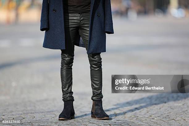 Theo Kimbaloula , is wearing a Sand Copenhagen mesh t-shirt, The Kooples black jeans, Keiro black shoes, a Daniel Wellington watch, a Saudade Paris...