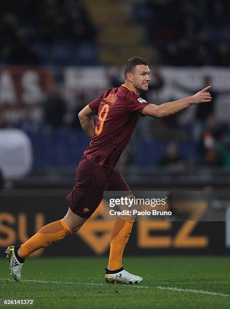 Edin Dzeko of AS Roma celebrates after scoring the team's second goal during the Serie A match between AS Roma and Pescara Calcio at Stadio Olimpico...