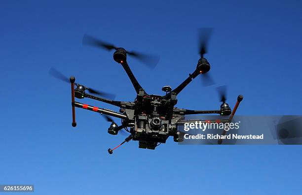 drone in flight - multicóptero imagens e fotografias de stock