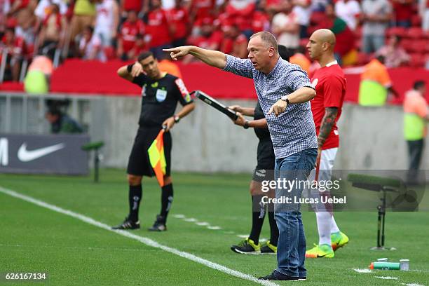 Mano Menezes coach of Cruzeiro during the match between Internacional and Cruzeiro as part of Brasileirao Series A 2016, at Estadio Beira-Rio on...