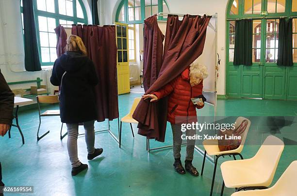 Parisian woman votes in the Right-Wing primary elections ahead of 2017 Presidential elections on November 27, 2016 in Paris, France. Alain Juppe was...