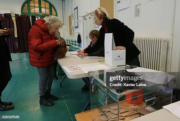 Parisian woman votes in the Right-Wing primary elections ahead of 2017 Presidential elections on November 27, 2016 in Paris, France. Alain Juppe was...