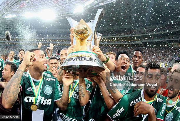 The team of Palmeiras celebrates with the trophy after winning the match between Palmeiras and Chapecoense for the Brazilian Series A 2016 at Allianz...