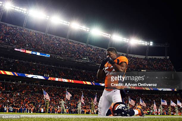 Denver Broncos inside linebacker Corey Nelson kneels in prayer before the first quarter on Sunday, November 27, 2016. The Denver Broncos hosted the...