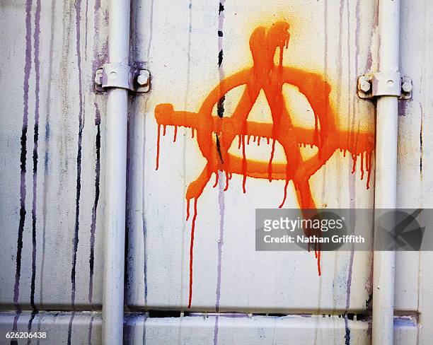 anarchy symbol graffiti on side of train car - símbolo da anarquia imagens e fotografias de stock