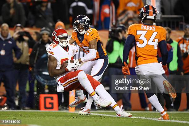 Tight end Demetrius Harris of the Kansas City Chiefs catches a pass on the two-point conversion to tie the game in the fourth quarter against the...