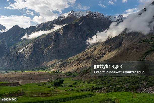 askole village landscape in the morning, k2 trek, pakistan - skardu fotografías e imágenes de stock