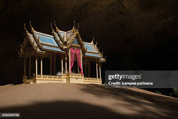 phraya nakorn cave - phraya-nakhon-cave photos et images de collection