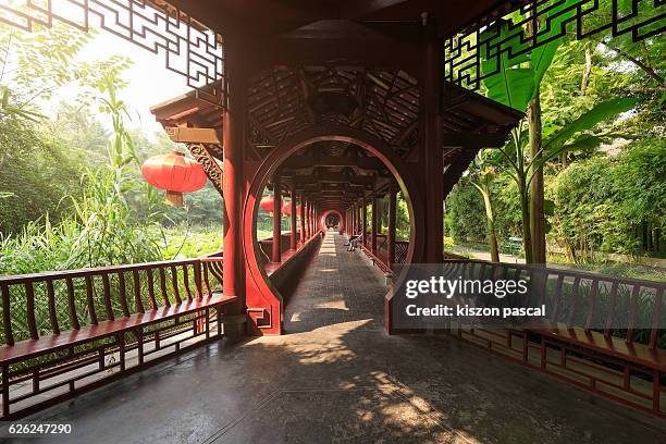 traditional chinese corridor in day - chengdu stock pictures, royalty-free photos & images