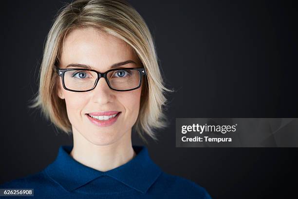 frau kopfschuss blick auf die kamera. - frau gesicht brille stock-fotos und bilder