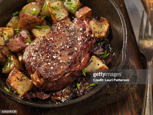 speck gewickelt steak filets in knoblauchbutter sautiert - beef steak stock-fotos und bilder