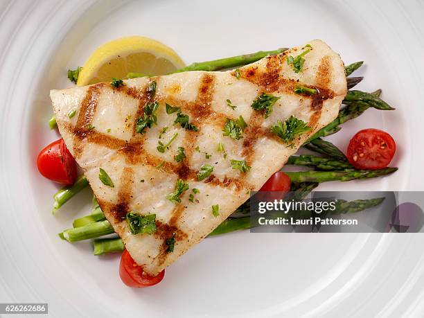 ippoglosso alla griglia con asparagi e pomodori - filetto foto e immagini stock