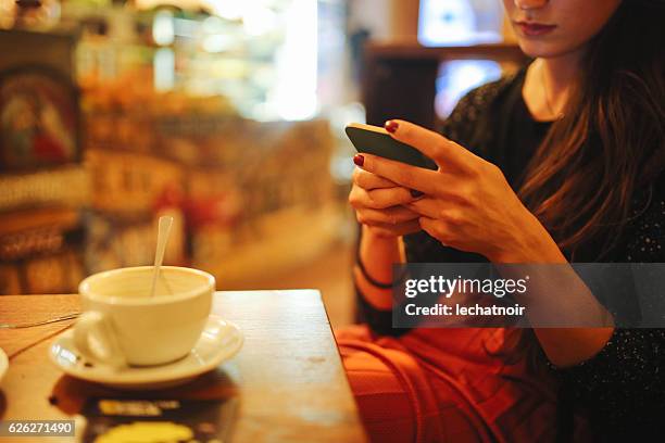 junge frau mit smartphone im berliner café - universal inside 2016 in berlin stock-fotos und bilder