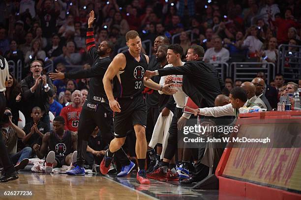 Los Angeles Clippers Blake Griffin on sidelines with teammates during game vs Chicago Bulls at Staples Center. Los Angeles, CA CREDIT: John W....