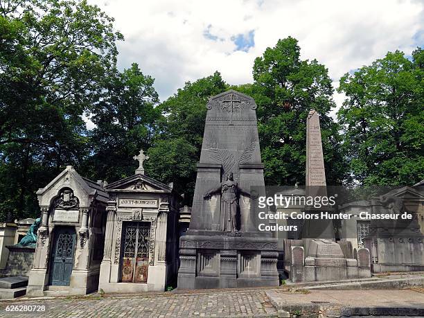 pere lachaise cemetery view - pere lachaise cemetery stock pictures, royalty-free photos & images