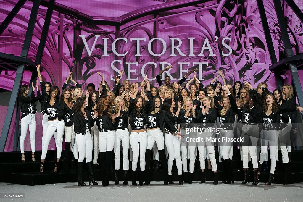 2016 Victoria's Secret Fashion Show - All Model Photo Op At Grand Palais