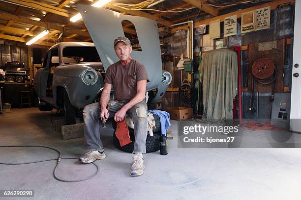 mechaniker arbeitet in werkstatt - oldtimer werkstatt stock-fotos und bilder