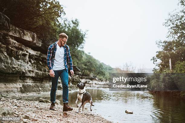 austin river abenteuer mit hund - hipster adventure stock-fotos und bilder