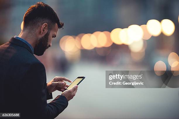 geschäftsmann in der stadt  - business man texting stock-fotos und bilder