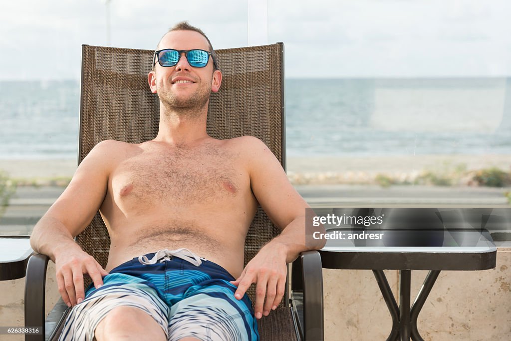 Homme en vacances se détendre et obtenir un bronzage