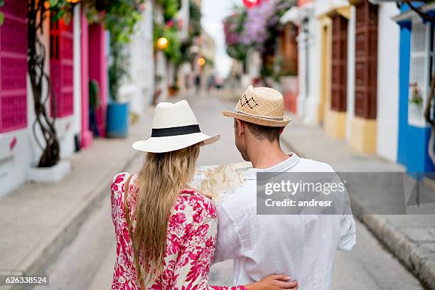 couple of tourists looking at a map - cartagena de indias stock pictures, royalty-free photos & images