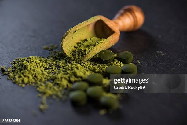 organic spirulina powder and tablets - chlorella stock pictures, royalty-free photos & images