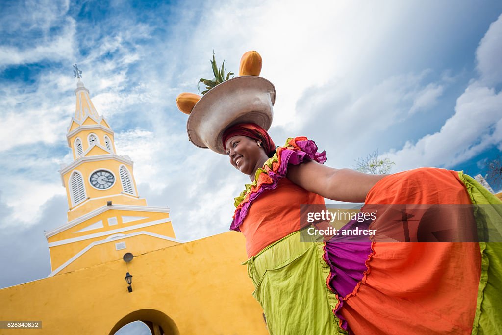 Palenquera verkauft Früchte in Cartagena